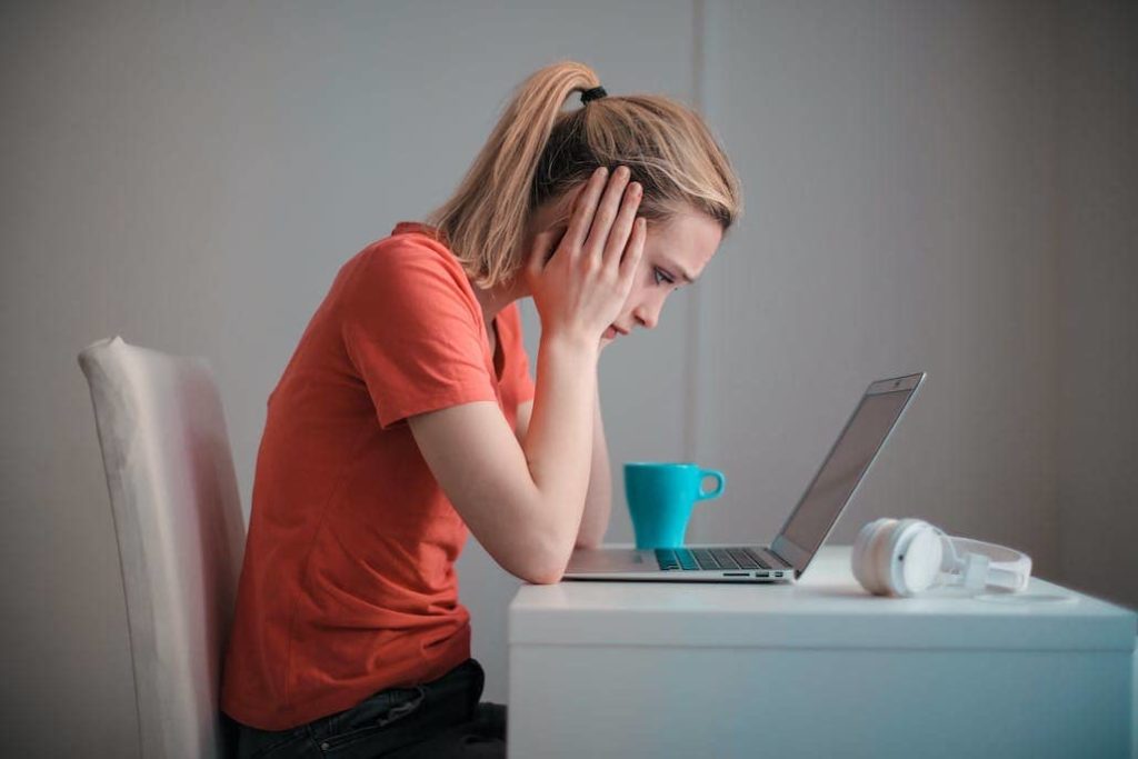 Salariée avec des problèmes de santé mentale au travail