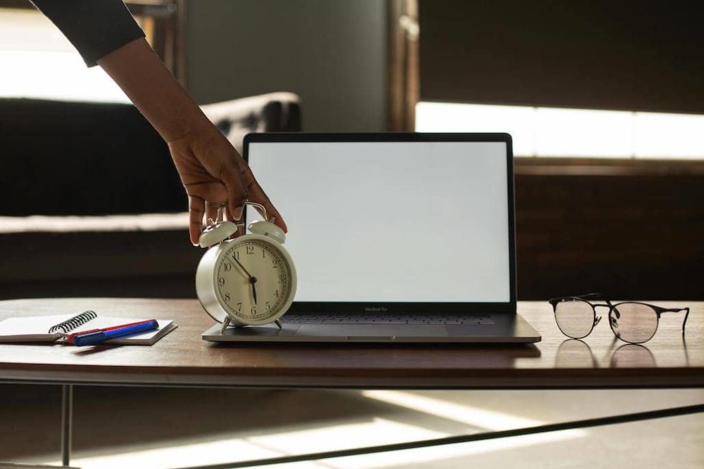 Fini le surmenage ! Comment mieux gérer votre temps au travail ?